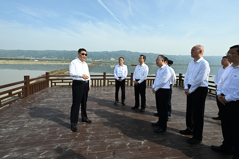 5月16日下午，中共中央總書記、國家主席、中央軍委主席習(xí)近平在前往陜西西安主持中國－中亞峰會途中，在山西運城鹽湖考察。