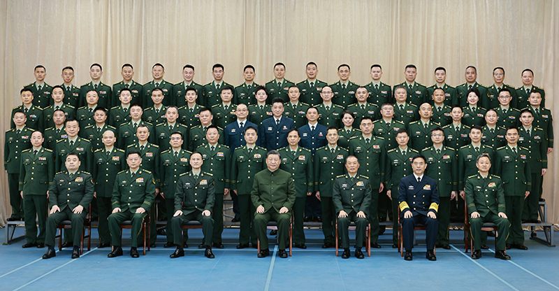 11月29日，中共中央總書記、國家主席、中央軍委主席習近平到武警海警總隊東海海區(qū)指揮部視察。這是習近平親切接見東海海區(qū)指揮部有關(guān)同志，同大家合影留念。